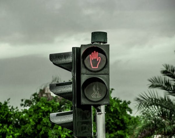 Quand remplacer ses feux stop d'urgence : signes d'usure et conseils